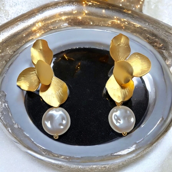 🆕️Golden Blooms & Pearl Drops Vintage Dangle Earrings for Timeless Elegance - Picture 9 of 10